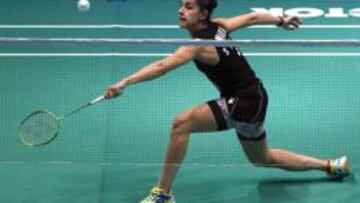 Carolina Marín devuelve la pluma a la hongkonesa Yip Pui Yin durante el partido que enfrentó a ambas en la ronda preliminar del Abierto de Malasia.