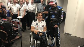 Alonso charla con Alex Zanardi.