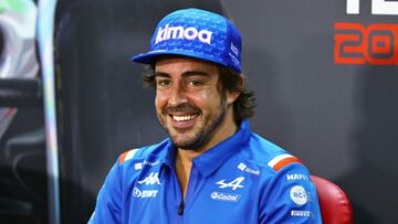 Fernando Alonso, en una conferencia de prensa durante los test de Bahréin.
