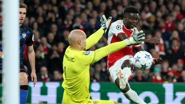 London (United Kingdom), 08/11/2023.- Bukayo Saka (R) of Arsenal scores the team's second goal against goalkepeer Marko Dmitrovic (C) of Sevilla during the UEFA Champions League Group B match between Arsenal vs Sevilla FC in London, Britain, 08 November 2023. (Liga de Campeones, Reino Unido, Londres) EFE/EPA/ISABEL INFANTES
