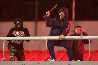 Diez personas resultaron heridas y noventa fueron detenidas tras una batalla campal en las gradas del Estadio Libertadores de América - Ricardo Enrique Bochini. El partido, que iba 1-1, fue suspendido temporalmente en el minuto 48 y luego cancelado por la Conmebol.