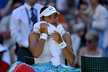 Emma Raducanu de Gran Bretaña se refresca con una toalla llena de hielo durante un descanso entre sets en el partido de primera ronda de individuales femeninos contra Mimi Xu de Gran Bretaña en el primer día del Campeonato de Wimbledon 2025.