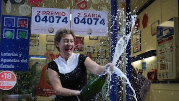 Una empleada de la administración situada en la calle Ledesma celebran que han vendido parte del número 04074 correspondiente al  'Segundo Premio’' del Sorteo Extraordinario de la Lotería de Navidad, a 22 de diciembre de 2022, en Bilbao, Vizcaya, País Vasco (España). En esta ocasión, el sorteo cuenta con un total de 2.520 millones de euros en juego en premios, lo que supone 112 millones más que el año pasado. Este año, la emisión consta de 180 series, ocho más que en años anteriores, de 100.000 números cada una. Dicha emisión asciende a los 3.600 millones de euros, de los que se reparten un 70 por ciento en premios, es decir, 2.520 millones de euros.
22 DICIEMBRE 2022;LOTERÍA;GANADOR;AGRACIADOS;SEGUNDO;PREMIO;SORTEO;NÚMERO;EUROS;MILLONES;JUEGO
H.Bilbao / Europa Press
22/12/2022