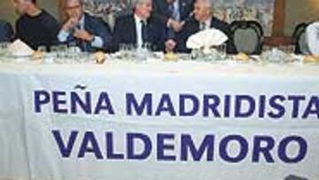 <b>HOMENAJE</B>. Pavón sentado en la mesa presidencial de la peña.