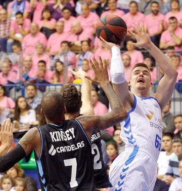 Dino Radoncic, jugador del San Pablo Burgos, lanza durante el partido contra el Breogán.