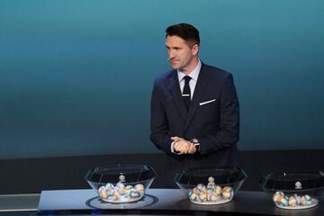 El mítico jugador de la República de Irlanda, Robbie Keane, ha sido uno de los encargados de sacar las bolas del sorteo. 