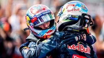 Max Verstappen saluda a Daniel Ricciardo en el GP Alemania 2016.