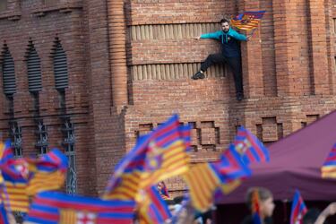 Seguidores, jugadores, directiva y cuerpo técnico celebran el triplete en las calles de la Ciudad Condal.