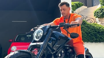 Mesut ?zil presume de su nuevo juguete en redes sociales: ¡°Mi nuevo beb¨¦¡±