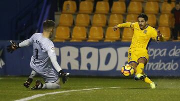 Pereira ante Remiro en el partido del Alcorc&oacute;n contra el Huesca.