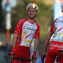 Otra extraña medida de la UCI: ahora prohíbe... ¡los abrazos!