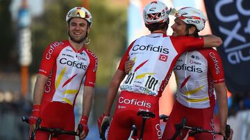 Otra extraña medida de la UCI: ahora prohíbe... ¡los abrazos!