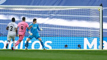MADRID, 11/03/2023.- El delantero del RCD Espanyol, Joselu (c) marca por la escuadra ante el Real Madrid durante el partido de LaLiga entre Real Madrid y RCD Espanyol disputado este sábado en el Santiago Bernabéu en Madrid. EFE/Rodrigo Jimenez