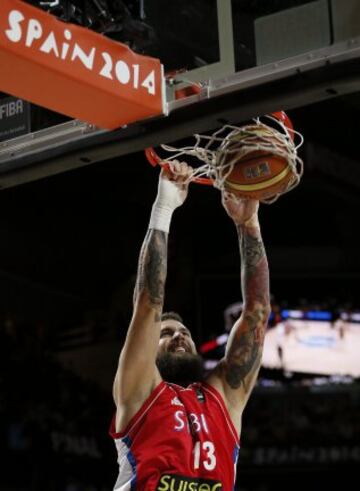 El pívot serbio Miroslav Raduljica machaca la canasta de Estados Unidos durante la final del Mundial de Baloncesto 2014 que las selecciones de Estados Unidos y Serbia 