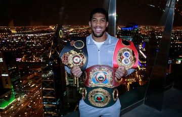 Lo que parecía una plácida defensa se convirtió en una pesadilla para Anthony Joshua. Perdió su invicto y sus cinturones contra Andy Ruiz, pero arriesgó. Tuvo la revancha, ganó y demostró la calidad que tiene. Su próximo paso debe ser una unificación total, aunque de momento debe cumplir con sus obligaciones (retadores mandatorios). El británico, de 30 años, tiene pegada y mostró ante Ruiz que ha aprendido a no precipitarse y jugar en la larga distancia, donde hace daño. 