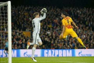 Luís Suárez soars like a salmon pre-mating season to try and reach the ball ahead of Jan Oblak in the Atlético goal.