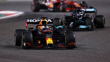 Max Verstappen (Red Bull RB16B) y Lewis Hamilton (Mercedes W12). Bahréin, F1 2021.