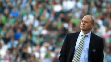 El entrenador del Real Betis, Pepe Mel, durante el partido correspondiente a la decimos&eacute;ptima jornada de Liga de Primera Divisi&oacute;n que el conjunto andaluz disputa contra el RCD Mallorca esta tarde en el Benito Villamar&iacute;n de Sevilla. EFE/Paco Puentes