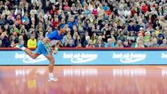 El zurdo Jiri Vesely, de 1,98 de altura, mide a Rafa Nadal