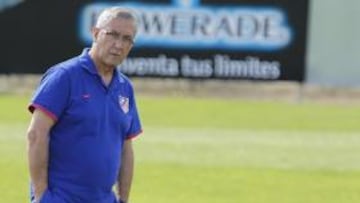 <b>FELIZ. </b>Diego, junto a Manzano, ayer.