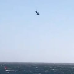 Un kitesurfista español se cruza la playa de Valdevaqueros entera... ¡volando!