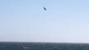 Carlos Aldaravi cruza volando la playa de Valdevaqueros (Tarifa, Cádiz) de loop en loop de viento ante los gritos de los presentes en la arena.