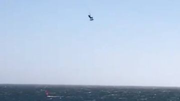 Carlos Aldaravi cruza volando la playa de Valdevaqueros (Tarifa, C&aacute;diz) de loop en loop de viento ante los gritos de los presentes en la arena.