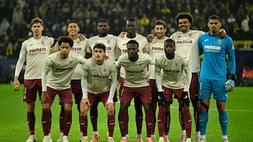 Villareal's team players pose for a team photo prior to the start of the UEFA Champions League league phase day 5 football match between Borussia Dortmund and Villareal CF in Dortmund, on November 25, 2025. (Photo by INA FASSBENDER / AFP)
