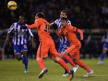 0-1. Messi, con un remate de cabeza, marcó el primer tanto.