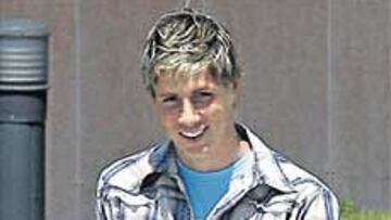 <b>CON MULETAS. </b>Torres abandona la concentración con España.