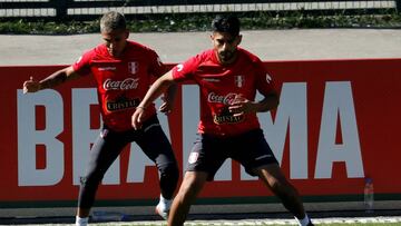 COPAME1630. SAO PAULO (BRASIL), 24/06/2019.- Los jugadores de la selecci&oacute;n de Per&uacute; Carlos Zambrano (d) y Raul Ruidias (i) participan en un entrenamiento este lunes en Sao Paulo (Brasil). El equipo peruano clasific&oacute; a los cuartos de fi