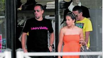<b>INSEPARABLES. </b>Ribéry y su mujer estuvieron de vacaciones en Ibiza.