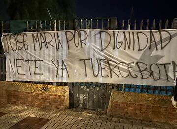 Pancarta en La Rosaleda contra José María Muñoz.