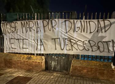 Pancartas contra el administrador judicial del Málaga en La Rosaleda