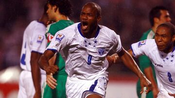 David Suazo festejando el gol ante la Selección Mexicana en la eliminatoria rumbo a Sudáfrica 2010.