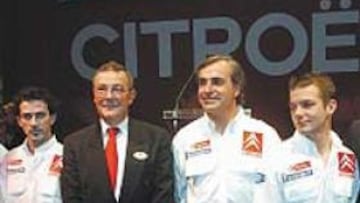 <b>FOTO DE FAMILIA. </b>Sainz estuvo ayer en París con la cúpula de Citroën.