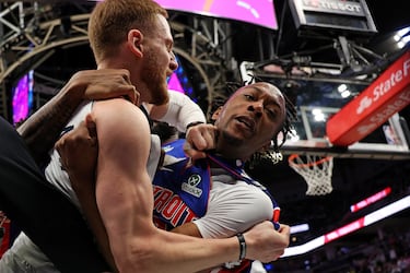 Ronald Holland II de los Detroit Pistons y Donte DiVincenzo de los Timberwolves se enfrentan en el segundo cuarto. Ambos jugadores fueron expulsados ​​del partido en el Target Center.