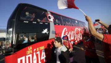La selección chilena aclamada a la salida del aeropuerto de Santiago.