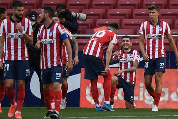 Angel Correa celebra con el resto del equipo el 2-0 al Eibar. 