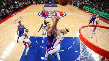 Willy Hernang&oacute;mez y Aron Baynes.