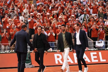 Roger Federer, Novak Djokovic y Andy Murray acompañan a Rafa Nadal durante su homenaje. 