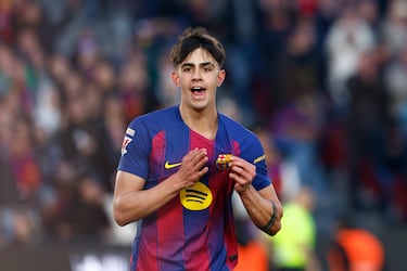 El centrocampista del Barcelona Marc Bernal celebra su gol ante el Mallorca durante el partido de LaLiga de fútbol entre el Barcelona y el Mallorca.