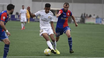 Marvin protege el balón ante la presión de Adrián Llano en el Langreo-Castilla de la 23ª jornada del grupo I de Segunda B.
