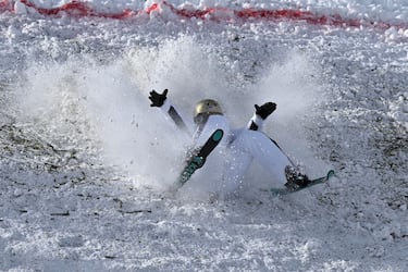 La estadounidense Winter Vinecki se accidentó mientras competía en la final femenina de esquí acrobático.