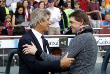 Barcelona - Málaga. Tito Vilanova y Pellegrini se saludan antes de comenzar el partido.