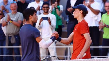 Carlos Alcaraz y Jannik Sinner en Roland Garros 2024.