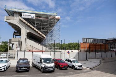 El temporada 25/26 el conjunto madrileño jugará en la Conference League. Por ello, una delegación de la UEFA ha inspeccionado el estadio de Vallecas. Los han revisado la grada, carpeta en mano, acompañados por diferentes empleados del club rayista. Según la norma, el campo debe pertenecer a la categoría 4 y el mayor inconveniente para conseguirlo son las las dimensiones del terreno de juego.