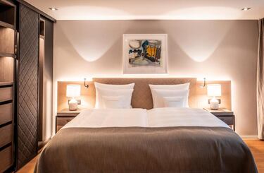 Lujosas habitaciones y suites en el edificio principal y el anexo. Todas las habitaciones se caracterizan por líneas claras, un ambiente confortable con un diseño moderno.
 