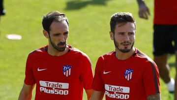 Sa&uacute;l, en la foto con Juanfran, lo juega todo con el Cholo.