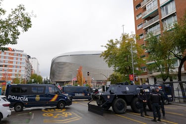Vehículos policiales se encuentran en las inmediaciones del estadio Santiago Bernabéu antes del partido.